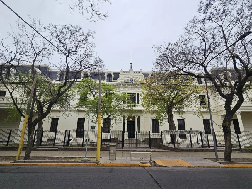 Fachada del Hospital Rawson en San Juan, vista desde la calle.