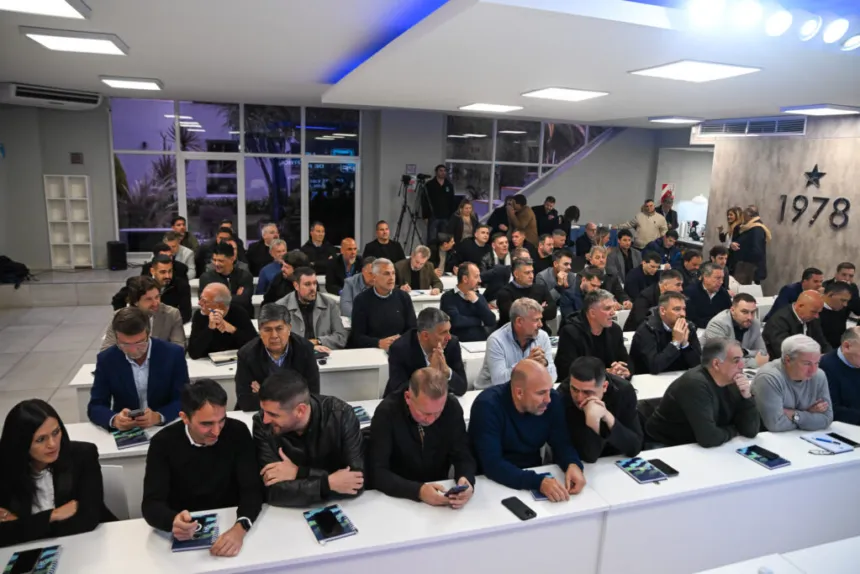 Dirigentes del fútbol argentino participan de una reunión en una sala.