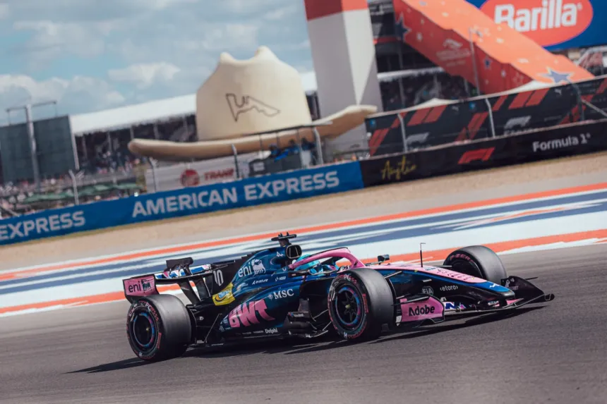 Un monoplaza de Alpine toma una curva en el circuito de Austin.