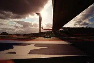 Autos de Fórmula 1 giran en el circuito de Austin frente a las tribunas.