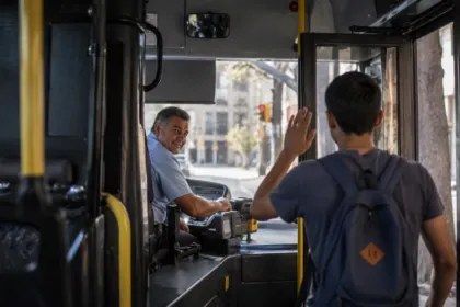 No todos lo hacen: qué hay detrás de las personas que siempre agradecen al conductor del colectivo