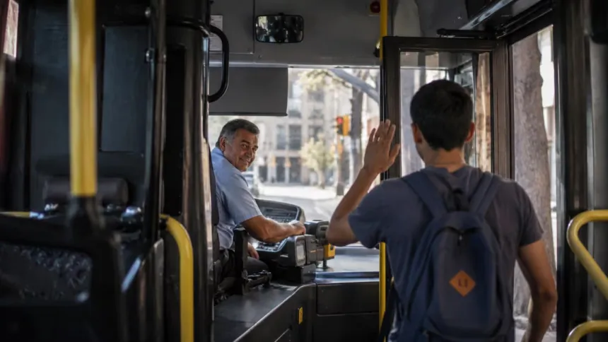 No todos lo hacen: qué hay detrás de las personas que siempre agradecen al conductor del colectivo