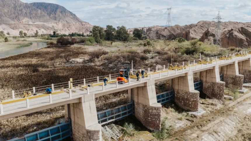 Trabajadores realizan tareas de mantenimiento en las compuertas del dique.