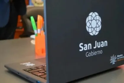 Computadora portátil del Gobierno de San Juan sobre una mesa.