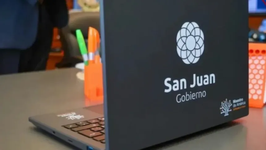 Computadora portátil del Gobierno de San Juan sobre una mesa.