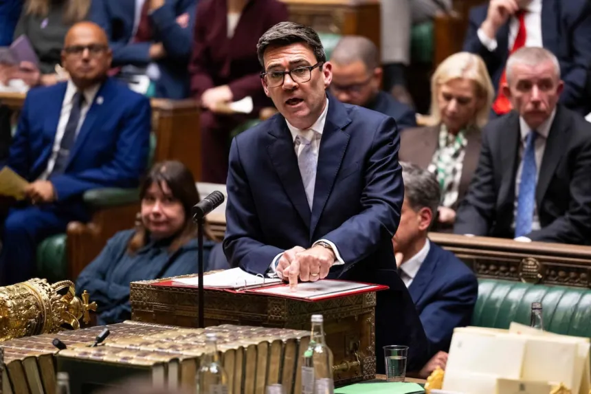 Un legislador habla en la Cámara de los Comunes ante otros parlamentarios.