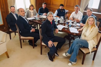 El Gobierno reúne a su mesa política para frenar a la oposición y negociar con los gobernadores