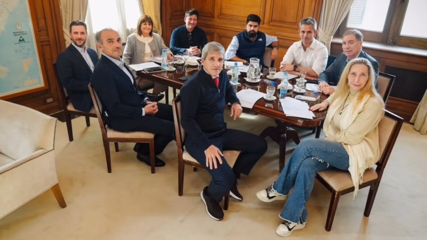 El Gobierno reúne a su mesa política para frenar a la oposición y negociar con los gobernadores