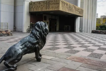 Escultura de un león frente a la entrada del edificio municipal.
