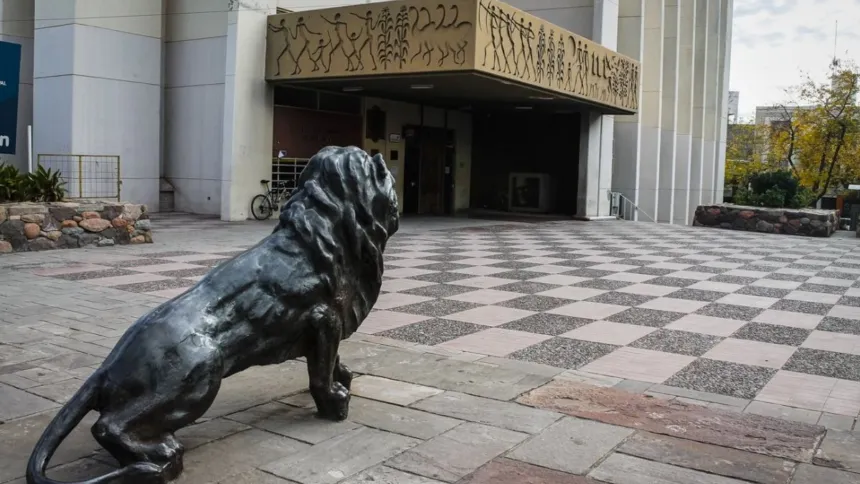 Escultura de un león frente a la entrada del edificio municipal.