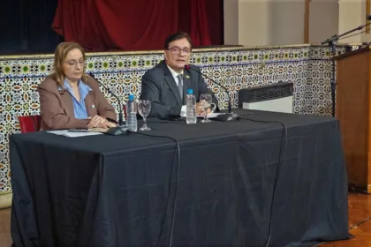 Dos autoridades del Poder Judicial de San Juan sentadas en una mesa durante un acto.