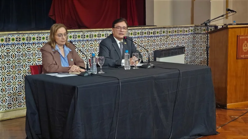 Dos autoridades del Poder Judicial de San Juan sentadas en una mesa durante un acto.