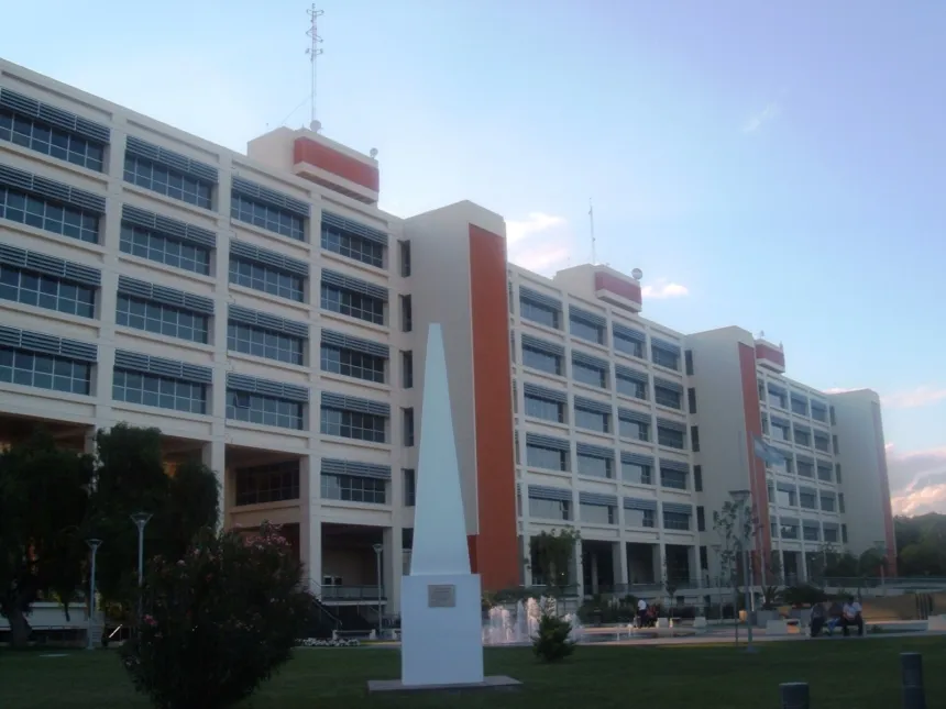 Vista del edificio del Centro Cívico de San Juan con una plaza en primer plano.