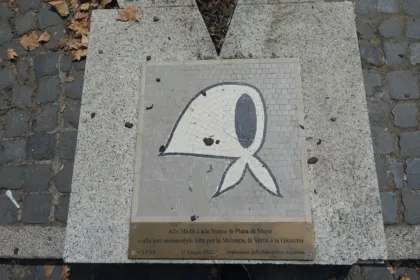 Mosaico de un pañuelo blanco y placa en homenaje a las Madres y Abuelas de Plaza de Mayo.