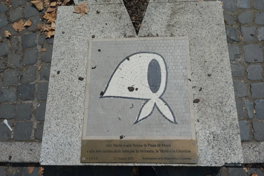 Mosaico de un pañuelo blanco y placa en homenaje a las Madres y Abuelas de Plaza de Mayo.
