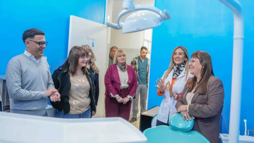 Un grupo de adultos observa un sillón odontológico en un consultorio.