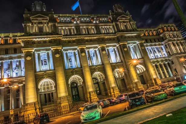 El Palacio de Justicia de la Nación, sede de la Corte Suprema, iluminado de noche.