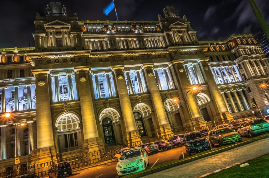 El Palacio de Justicia de la Nación, sede de la Corte Suprema, iluminado de noche.