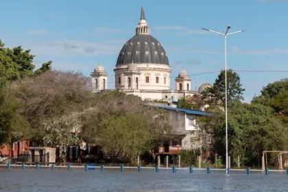La basílica de Itatí, en Corrientes, con el agua del Paraná crecido en primer plano.