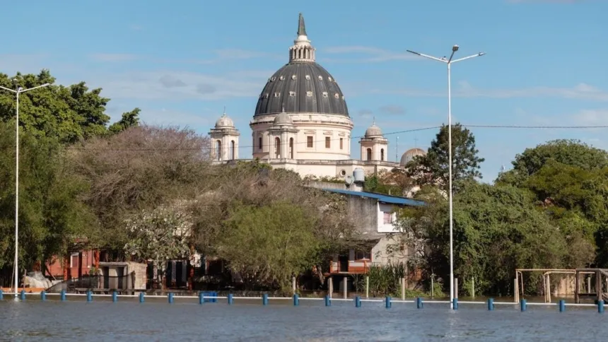 La basílica de Itatí, en Corrientes, con el agua del Paraná crecido en primer plano.