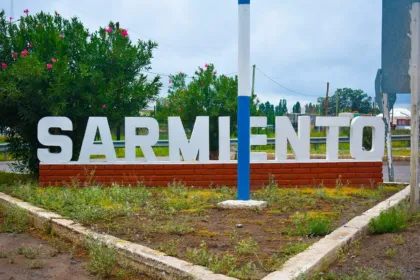 El cartel de Sarmiento marca la entrada al departamento junto a la Ruta Nacional 40.