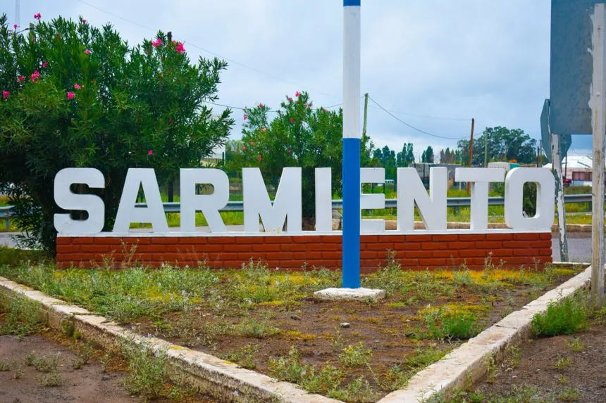 El cartel de Sarmiento marca la entrada al departamento junto a la Ruta Nacional 40.