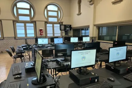Computadoras con el sistema de exámenes de ingreso del Poder Judicial de San Juan en sus pantallas.