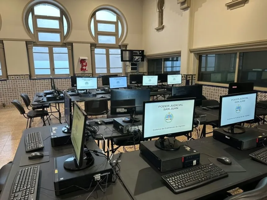 Computadoras con el sistema de exámenes de ingreso del Poder Judicial de San Juan en sus pantallas.