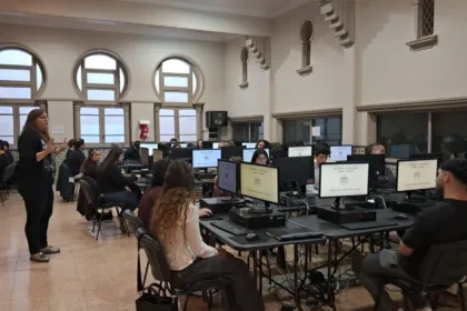 Aspirantes trabajan frente a computadoras en una sala del Poder Judicial de San Juan.