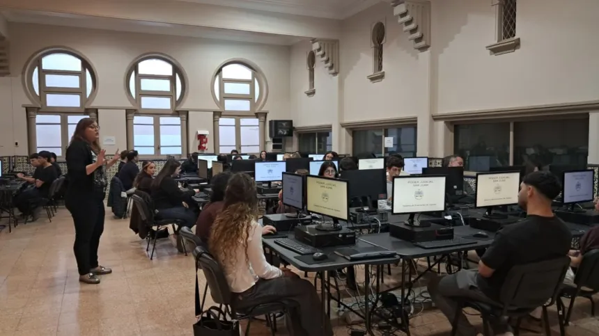 Aspirantes trabajan frente a computadoras en una sala del Poder Judicial de San Juan.