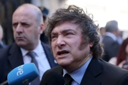 Milei fue a España y terminó en las portadas por sus insultos: qué dijeron los principales diarios
