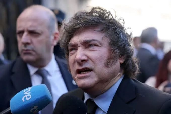 Milei fue a España y terminó en las portadas por sus insultos: qué dijeron los principales diarios