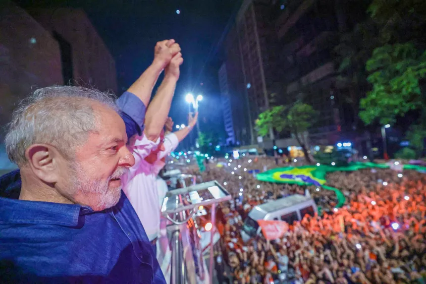 Lula da Silva habla en un acto en la avenida Paulista, en San Pablo.