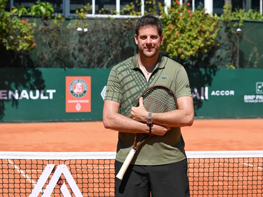 Juan Martín del Potro sostiene una raqueta en una cancha de tenis.