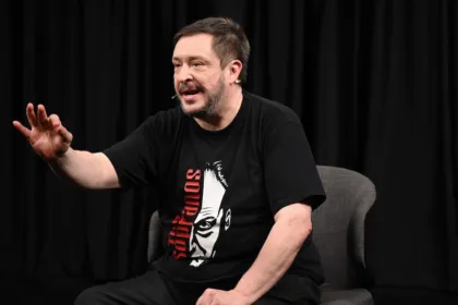 Hernán Casciari, sentado y hablando con una mano levantada.