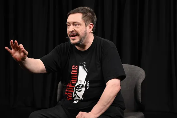 Hernán Casciari, sentado y hablando con una mano levantada.