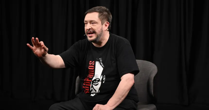 Hernán Casciari, sentado y hablando con una mano levantada.