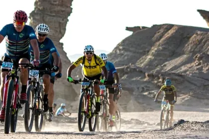 Ciclistas recorren un camino de tierra entre las formaciones rocosas de Ischigualasto.