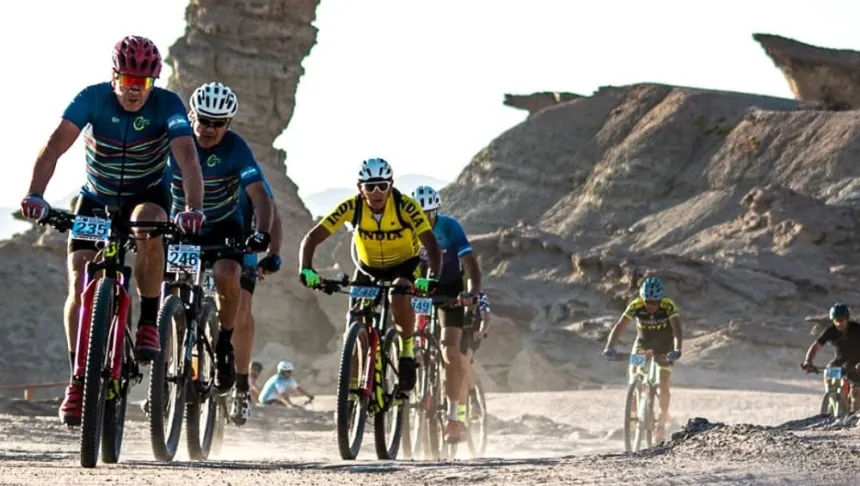 Ciclistas recorren un camino de tierra entre las formaciones rocosas de Ischigualasto.