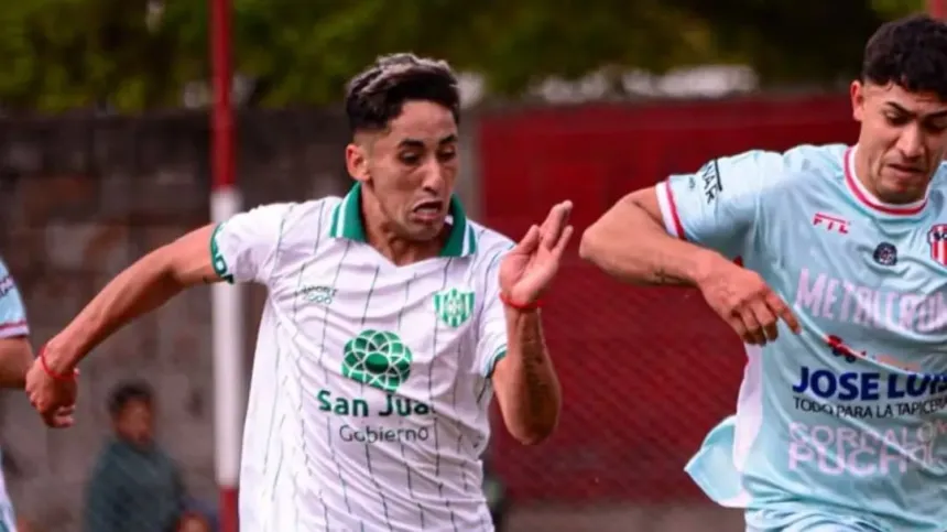 Un jugador de Desamparados conduce la pelota ante la marca de un rival de San Carlos