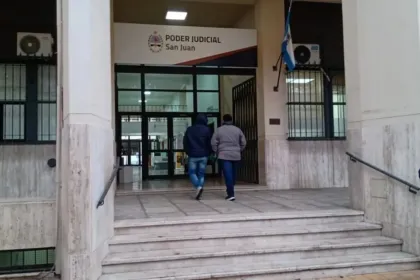 Dos personas ingresan al edificio del Poder Judicial de San Juan.
