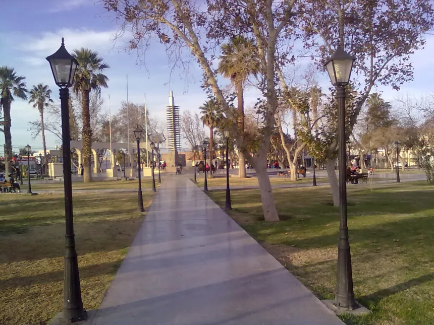 La plaza central de Villa Krause, en Rawson.
