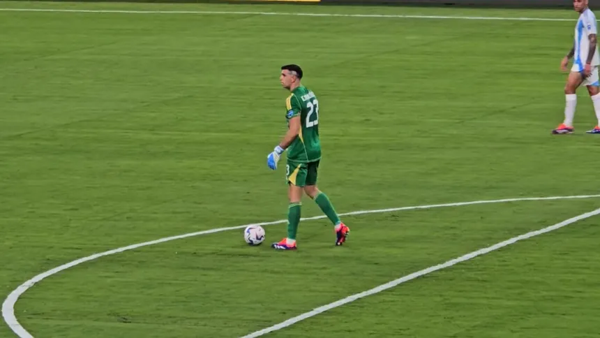 Emiliano Martínez, con la camiseta de arquero de Argentina, durante un partido.