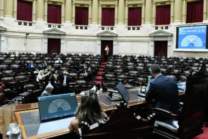 El recinto de Diputados, con numerosos asientos vacíos y algunas personas.