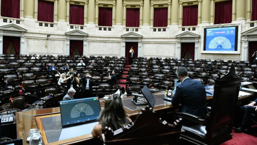 El recinto de Diputados, con numerosos asientos vacíos y algunas personas.