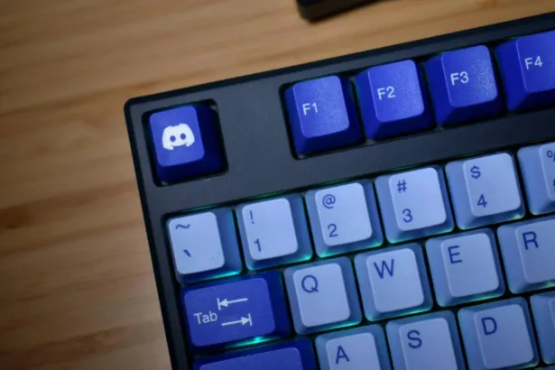 Teclado con el logo de Discord en una tecla