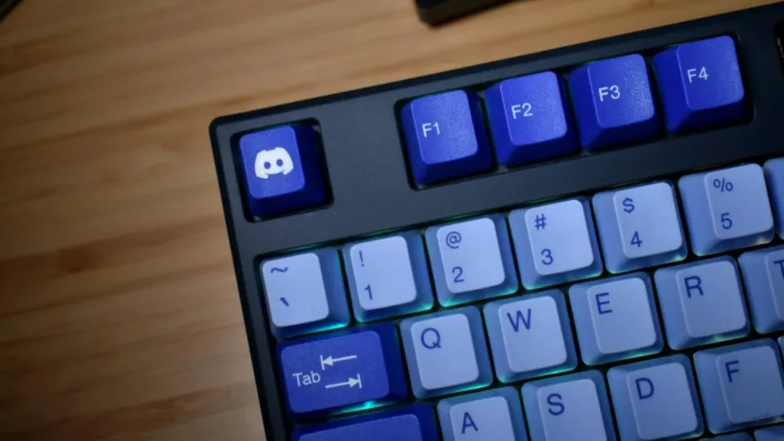 Teclado con el logo de Discord en una tecla