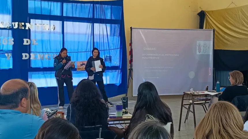 Dos expositoras hablan sobre Chagas frente a docentes en un aula.