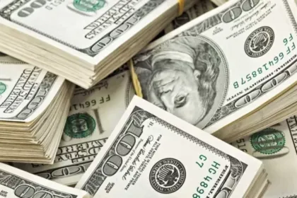Varios billetes de cien dólares estadounidenses apilados y superpuestos.