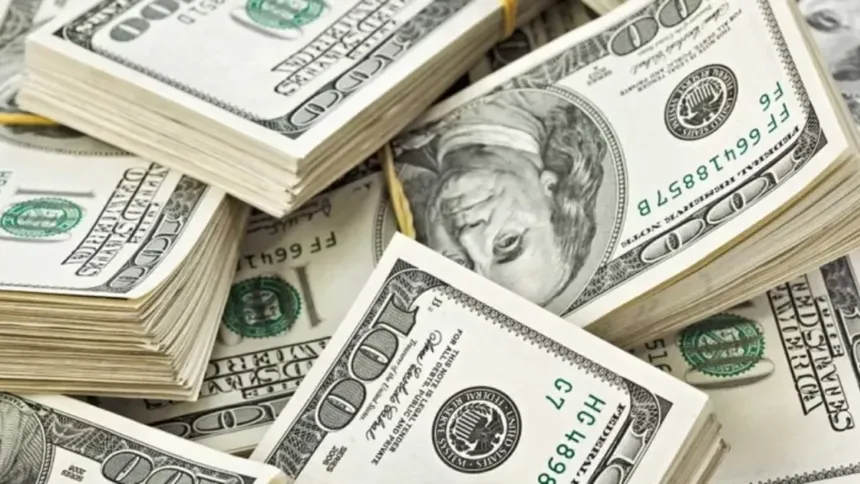 Varios billetes de cien dólares estadounidenses apilados y superpuestos.